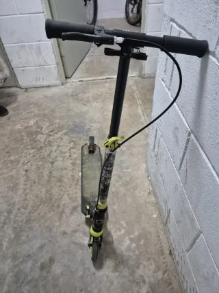 Patinete Decathlon con freno delantero y trasero