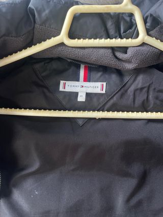 Plumífero Tommy Hilfiger negro con capucha