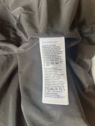 Plumífero Tommy Hilfiger negro con capucha