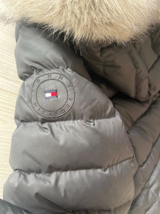 Plumífero Tommy Hilfiger negro con capucha