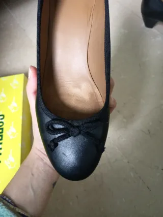 Zapatos negros de tacón bajo con lazo
