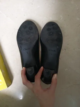 Zapatos negros de tacón bajo con lazo