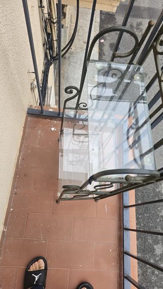 Estantería de metal con 3 baldas de cristal