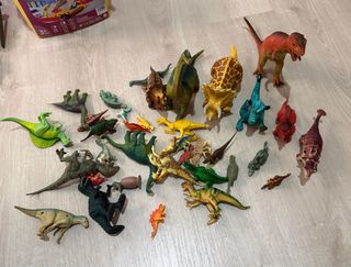 Lote de dinosaurios de juguete