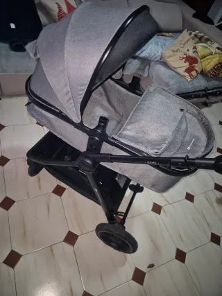 Carrito de bebé gris