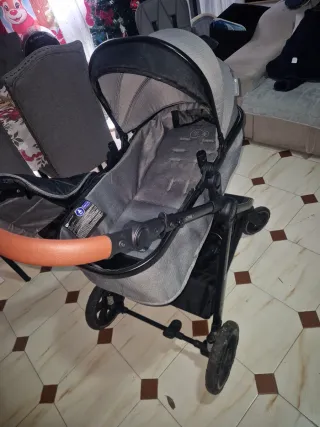 Carrito de bebé gris