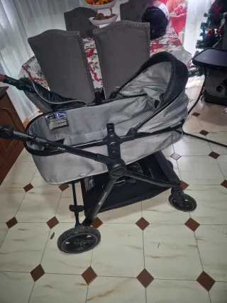 Carrito de bebé gris
