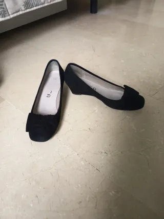 Zapatos negros de cuña con lazo