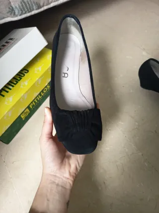 Zapatos negros de cuña con lazo