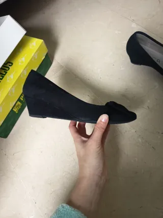 Zapatos negros de cuña con lazo