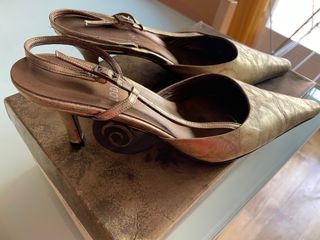 Zapatos de tacón dorados punta fina