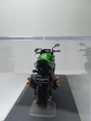 Maqueta Kawasaki Z1000 1:24