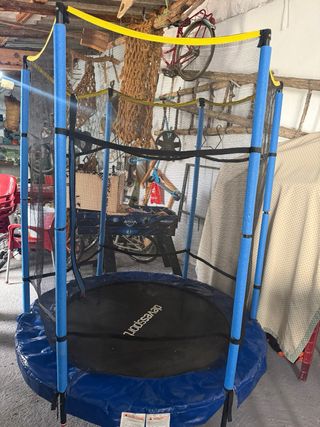 Cama elástica infantil azul y negra