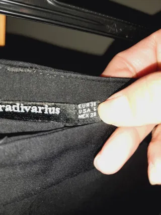 Pantalón negro con tira lateral blanca y bolsillos