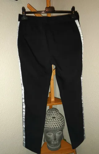 Pantalón negro con tira lateral blanca y bolsillos