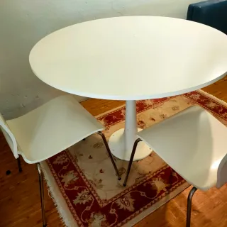 Mesa comedor Ikea y 4 sillas blancas