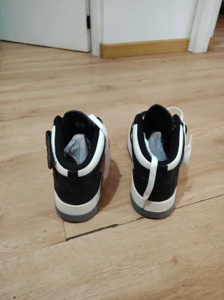 Zapatillas Hummel Negras y Blancas.