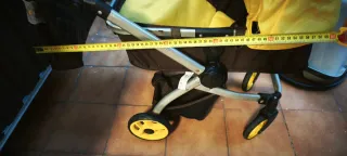 Carrito de juguete amarillo y marrón
