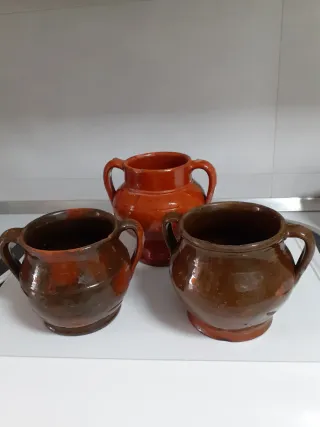 Lote 5 piezas barro: pucheros/onzas
