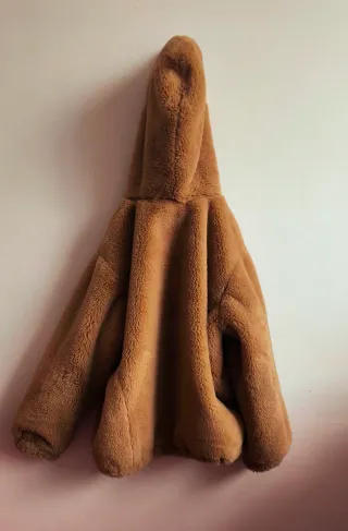 Chaqueta de pelo marrón con capucha