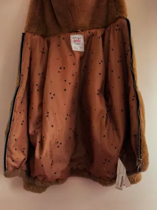 Chaqueta de pelo marrón con capucha