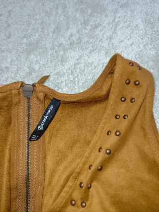 Vestido marrón con tachuelas