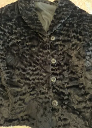 Elegante abrigo imitación astracán negro