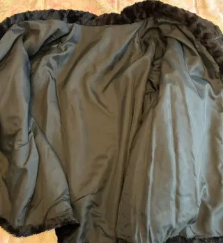 Elegante abrigo imitación astracán negro