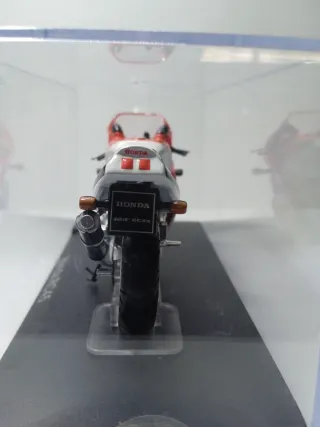 Maqueta Honda RC45 1:24