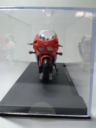 Maqueta Honda RC45 1:24