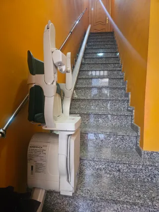 Silla salvaescaleras gris y blanca