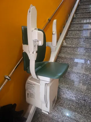 Silla salvaescaleras gris y blanca