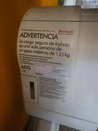 Silla salvaescaleras gris y blanca