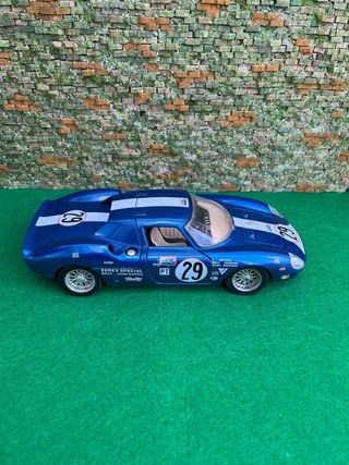 Ferrari 250 Le Mans (1965) – Burago – Escala 1:18