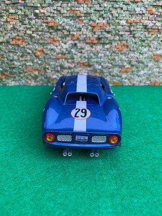 Ferrari 250 Le Mans (1965) – Burago – Escala 1:18