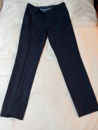 Traje azul marino joven