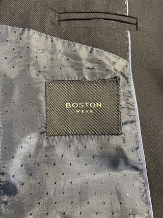 Traje azul marino joven