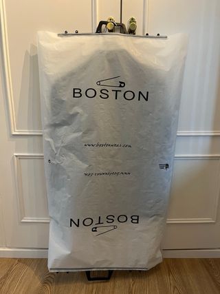 Traje azul marino joven