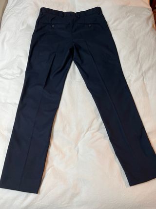 Traje azul marino joven