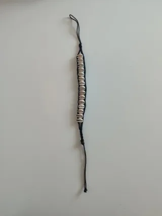 Pulsera de conchas y cordón negro