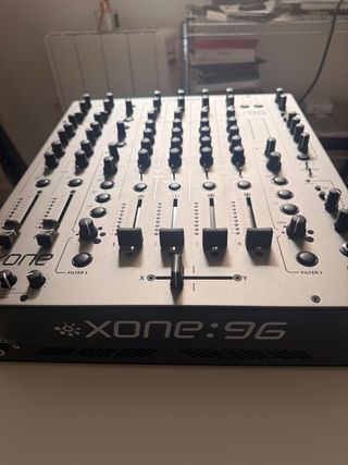 Mesa de mezclas Allen & Heath Xone:96