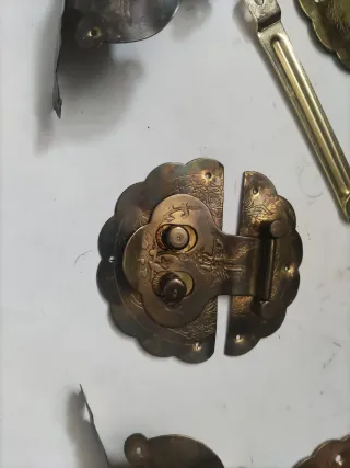 Herrajes para baúl: bisagras, esquineras