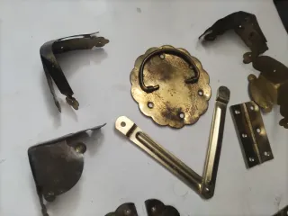 Herrajes para baúl: bisagras, esquineras