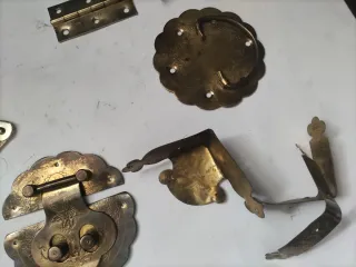 Herrajes para baúl: bisagras, esquineras