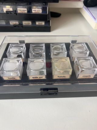 Colección de minerales en caja