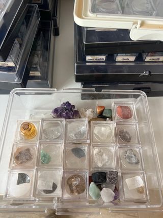 Colección de minerales en caja