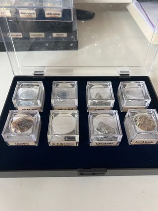 Colección de minerales en caja