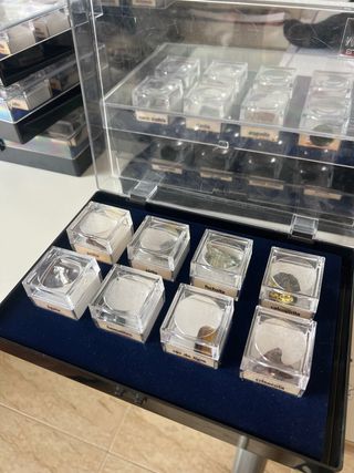Colección de minerales en caja