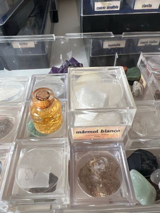 Colección de minerales en caja
