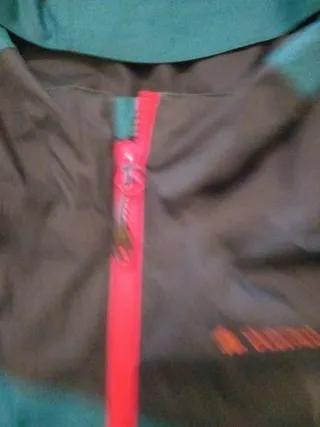 Chaqueta verde y negra